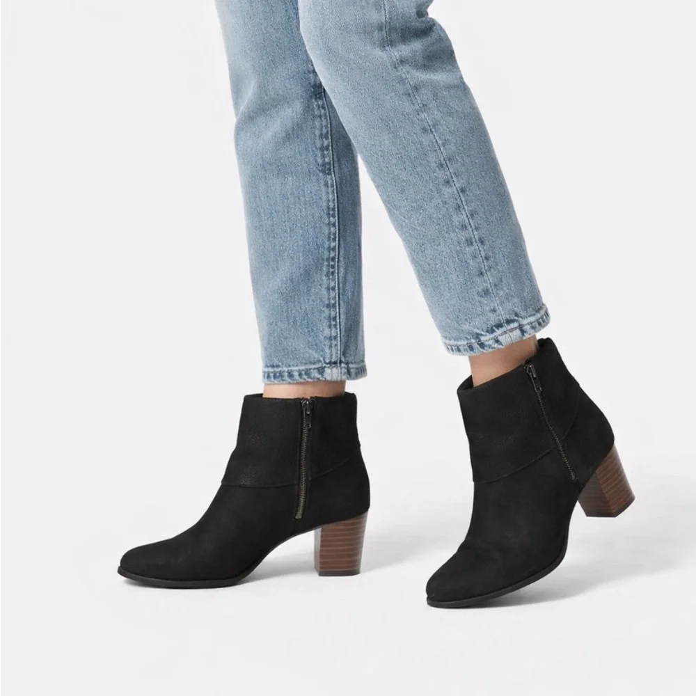 Cole Haan Black Leather Ankle Boots with Side Zipper Size 6B